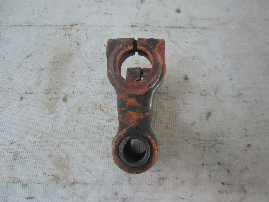 серьга передней рессоры б/у \ коррозия - 1